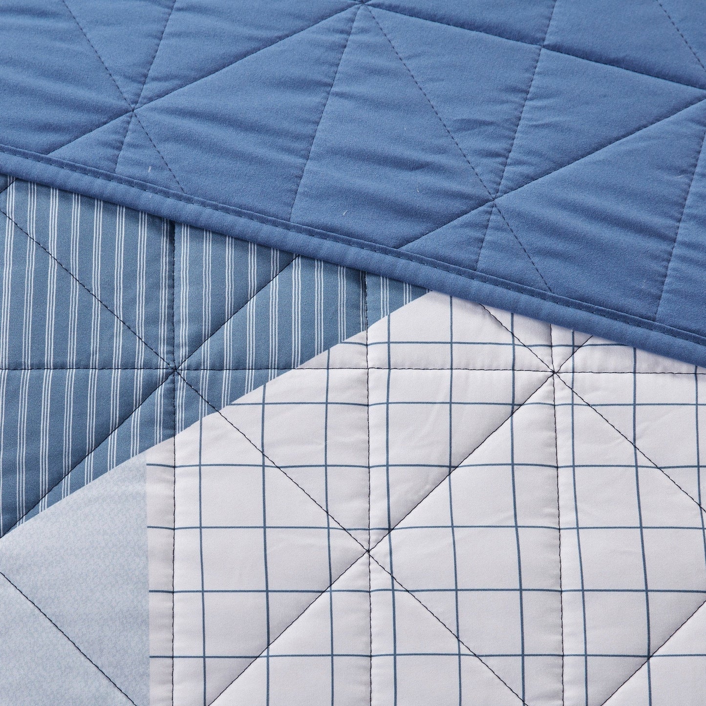Intelligent Design Wesley Blue Patchwork Printed Reversible Quilt Set