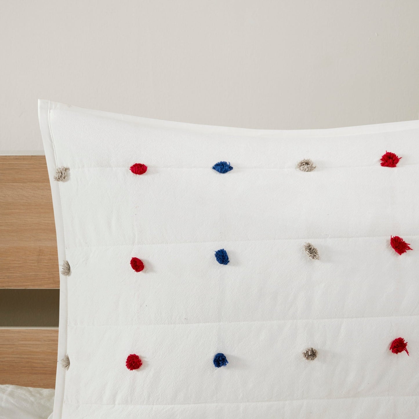 Intelligent Design Kids Ensley Pom Pom Cotton Jacquard Quilt Set with Throw Pillows