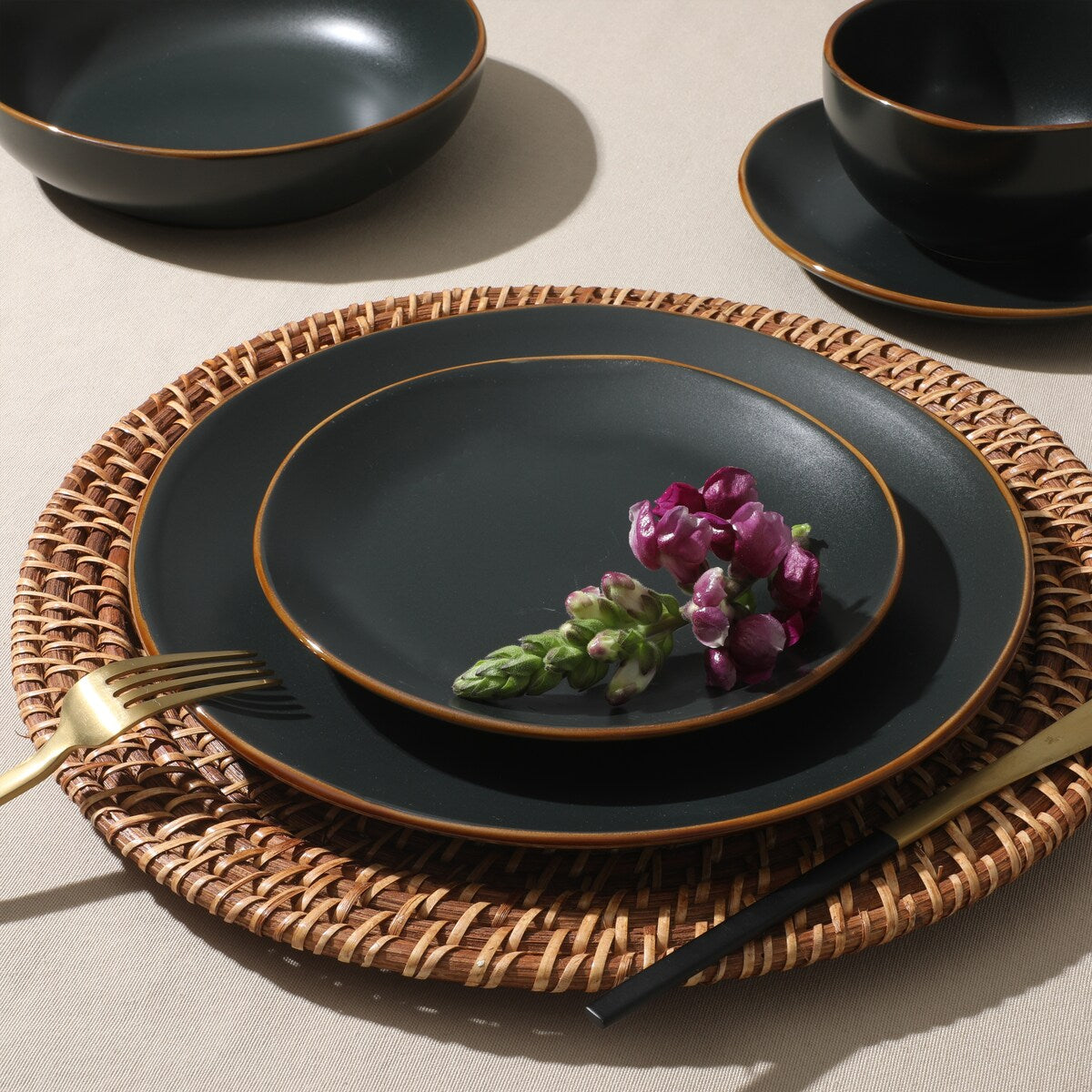 Gibson Home Hazeltine 16 Piece Plates and Bowls Dishes Stoneware Ceramic Dinnerware Set