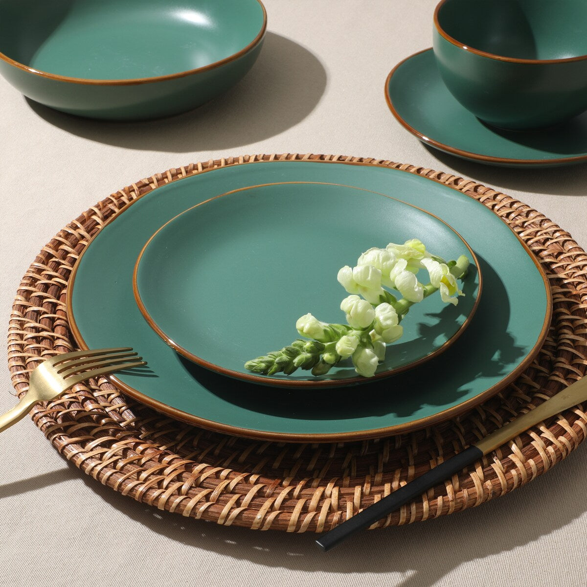 Gibson Home Hazeltine 16 Piece Plates and Bowls Dishes Stoneware Ceramic Dinnerware Set