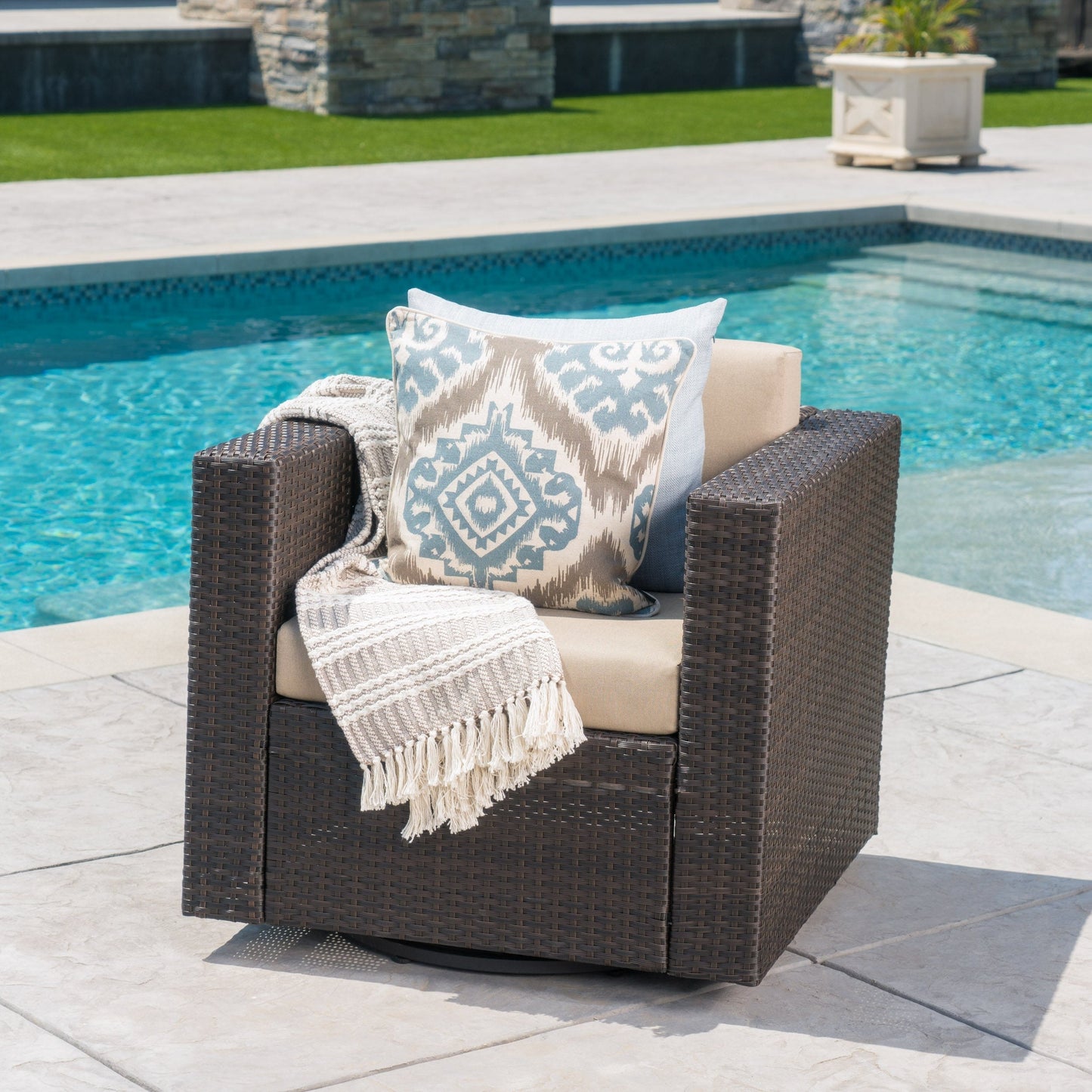 Puerta Outdoor Wicker Swivel Club Chair by Christopher Knight Home