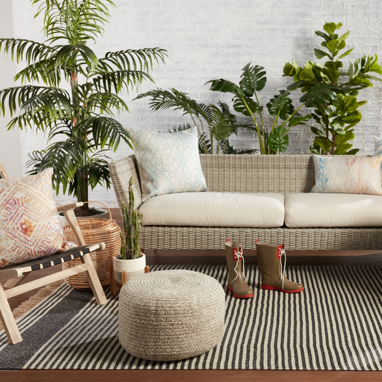 Jaipur Living Saba Solar Round Indoor/Outdoor Polyester Pouf Ottoman/Foot Stool - 18X18X12