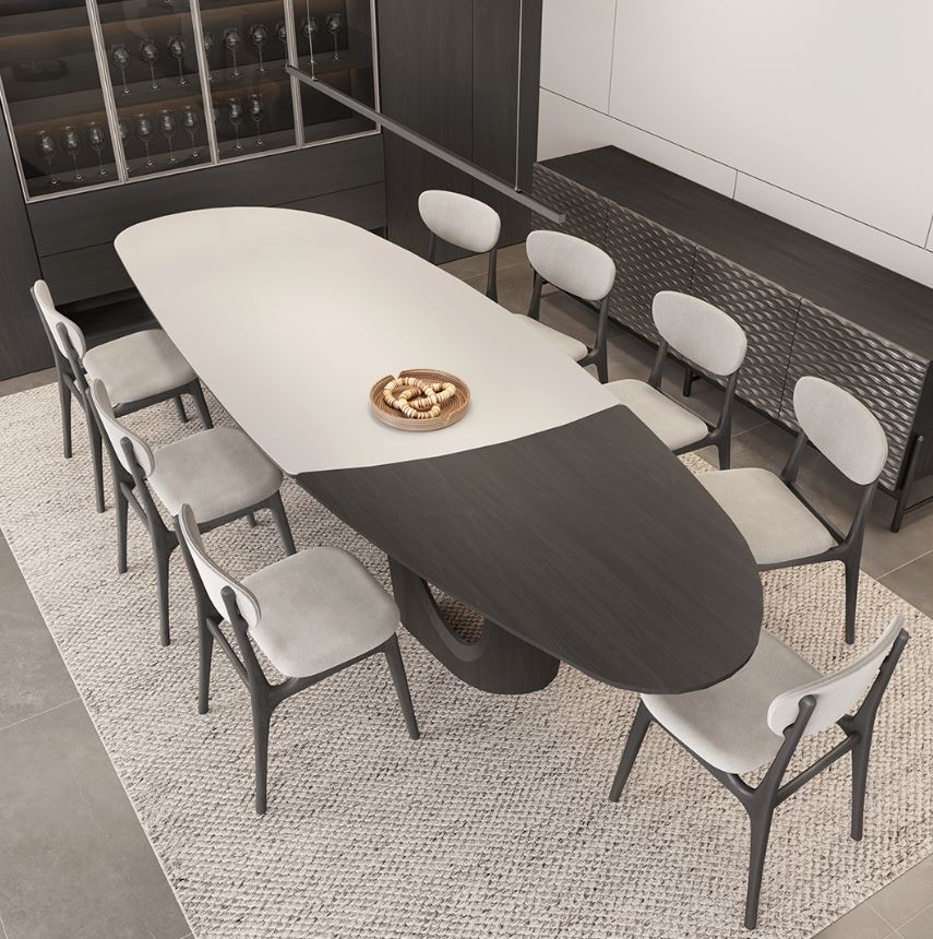 Table à manger ensoleillée