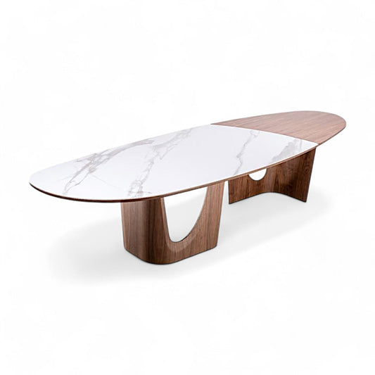 Table à manger ensoleillée